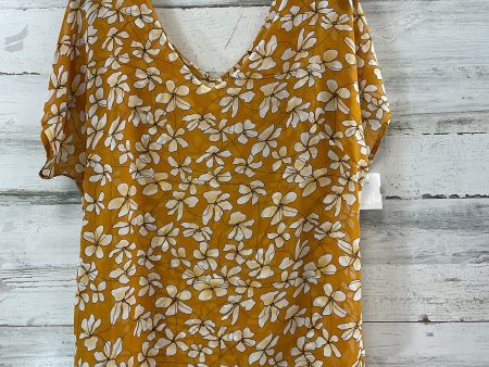 Top Short Sleeve By Cabi In Yellow, Size: M For Sale